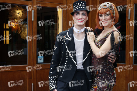 Historische Stadtrundfahrt mit dem Cast von 'Cabaret - Das Musical' zu Originalschauplätzen in Berlin