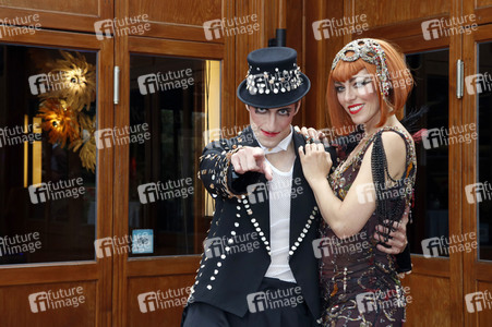 Historische Stadtrundfahrt mit dem Cast von 'Cabaret - Das Musical' zu Originalschauplätzen in Berlin