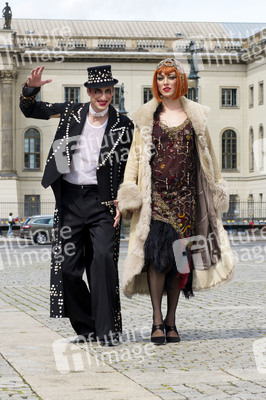 Historische Stadtrundfahrt mit dem Cast von 'Cabaret - Das Musical' zu Originalschauplätzen in Berlin
