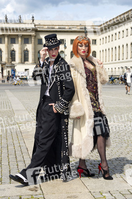 Historische Stadtrundfahrt mit dem Cast von 'Cabaret - Das Musical' zu Originalschauplätzen in Berlin
