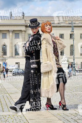 Historische Stadtrundfahrt mit dem Cast von 'Cabaret - Das Musical' zu Originalschauplätzen in Berlin