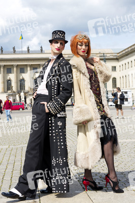 Historische Stadtrundfahrt mit dem Cast von 'Cabaret - Das Musical' zu Originalschauplätzen in Berlin