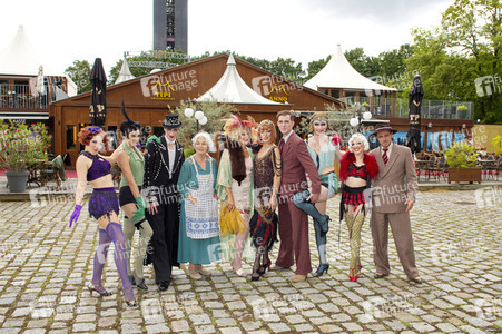 Historische Stadtrundfahrt mit dem Cast von 'Cabaret - Das Musical' zu Originalschauplätzen in Berlin