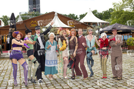 Historische Stadtrundfahrt mit dem Cast von 'Cabaret - Das Musical' zu Originalschauplätzen in Berlin