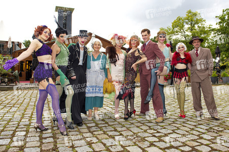 Historische Stadtrundfahrt mit dem Cast von 'Cabaret - Das Musical' zu Originalschauplätzen in Berlin