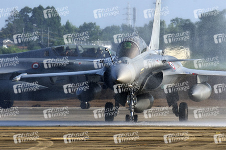 Ankunft von zwei Dassault Rafale in Shintomi