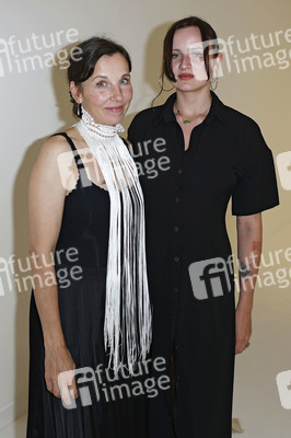 Vernissage 'Beyond Fame - Die Kunst der Stars' in Düsseldorf
