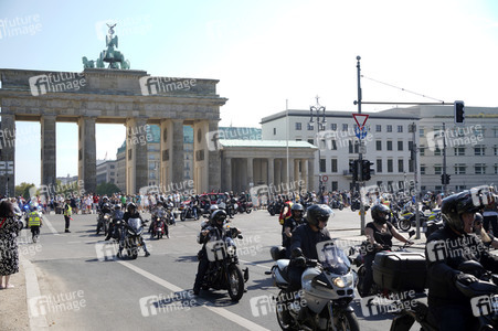 Kundgebung und Demofahrt ders  Red Knights MC Berlin