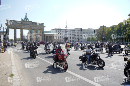 Kundgebung und Demofahrt ders  Red Knights MC Berlin