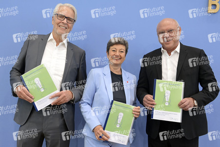 Bundespressekonferenz Umfrage Pflegekosten in Berlin