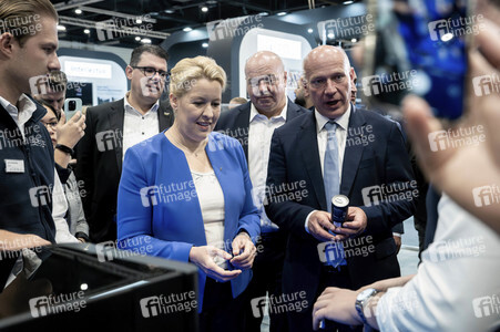 Kai Wegner und Franziska Giffey beim Eröffnungsrundgang auf der IFA 2023 in Berlin