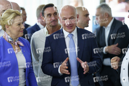Kai Wegner und Franziska Giffey beim Eröffnungsrundgang auf der IFA 2023 in Berlin