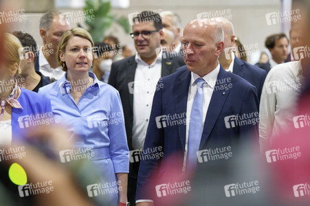 Kai Wegner und Franziska Giffey beim Eröffnungsrundgang auf der IFA 2023 in Berlin