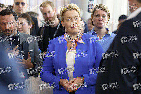 Kai Wegner und Franziska Giffey beim Eröffnungsrundgang auf der IFA 2023 in Berlin