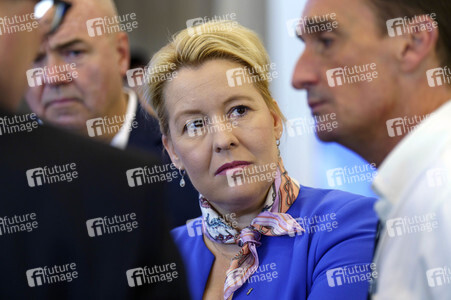 Kai Wegner und Franziska Giffey beim Eröffnungsrundgang auf der IFA 2023 in Berlin