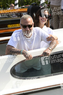 Ankunft von Gianluca Vacchi und Sharon Fonseca am Hotel Excelsior, Internationale Filmfestspiele von Venedig 2023