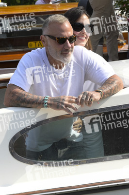 Ankunft von Gianluca Vacchi und Sharon Fonseca am Hotel Excelsior, Internationale Filmfestspiele von Venedig 2023