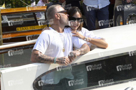 Ankunft von Gianluca Vacchi und Sharon Fonseca am Hotel Excelsior, Internationale Filmfestspiele von Venedig 2023