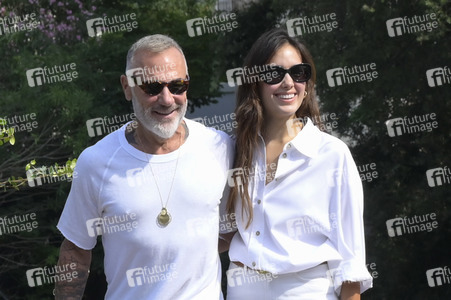 Ankunft von Gianluca Vacchi und Sharon Fonseca am Hotel Excelsior, Internationale Filmfestspiele von Venedig 2023