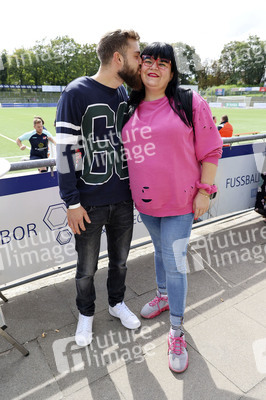 Benefiz-Fußballspiel 'Kicken mit Herz' 2023 in Hamburg