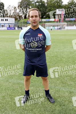 Benefiz-Fußballspiel 'Kicken mit Herz' 2023 in Hamburg