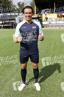 Benefiz-Fußballspiel 'Kicken mit Herz' 2023 in Hamburg