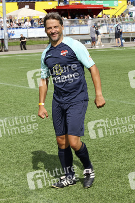 Benefiz-Fußballspiel 'Kicken mit Herz' 2023 in Hamburg