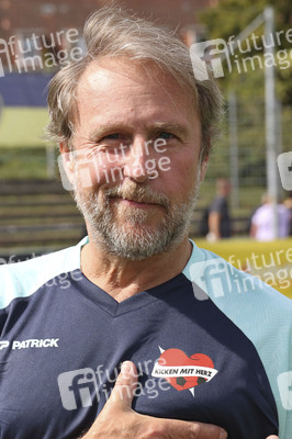 Benefiz-Fußballspiel 'Kicken mit Herz' 2023 in Hamburg