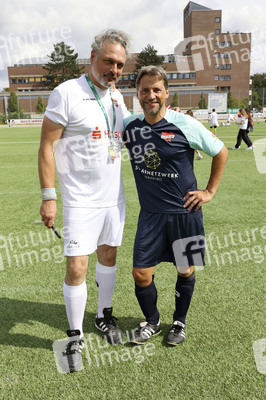 Benefiz-Fußballspiel 'Kicken mit Herz' 2023 in Hamburg