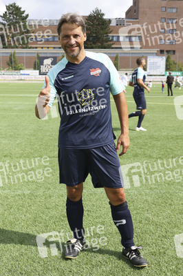 Benefiz-Fußballspiel 'Kicken mit Herz' 2023 in Hamburg