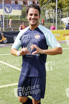 Benefiz-Fußballspiel 'Kicken mit Herz' 2023 in Hamburg