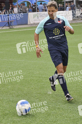 Benefiz-Fußballspiel 'Kicken mit Herz' 2023 in Hamburg