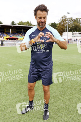 Benefiz-Fußballspiel 'Kicken mit Herz' 2023 in Hamburg