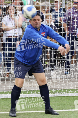 Benefiz-Fußballspiel 'Kicken mit Herz' 2023 in Hamburg