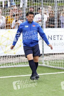 Benefiz-Fußballspiel 'Kicken mit Herz' 2023 in Hamburg