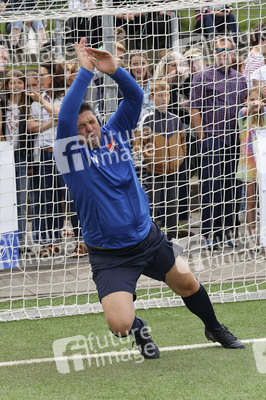 Benefiz-Fußballspiel 'Kicken mit Herz' 2023 in Hamburg