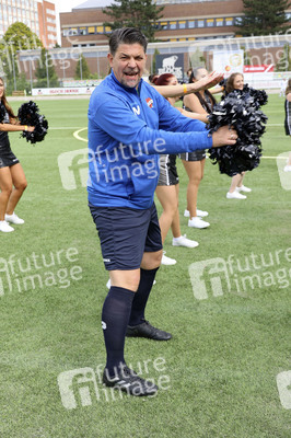 Benefiz-Fußballspiel 'Kicken mit Herz' 2023 in Hamburg