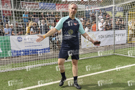 Benefiz-Fußballspiel 'Kicken mit Herz' 2023 in Hamburg