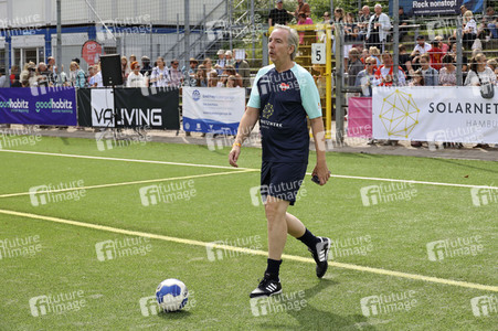 Benefiz-Fußballspiel 'Kicken mit Herz' 2023 in Hamburg