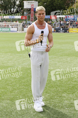 Benefiz-Fußballspiel 'Kicken mit Herz' 2023 in Hamburg