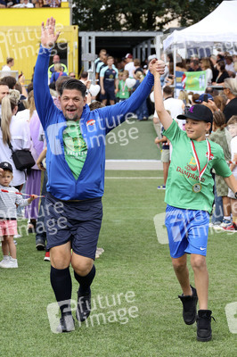 Benefiz-Fußballspiel 'Kicken mit Herz' 2023 in Hamburg