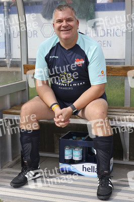 Benefiz-Fußballspiel 'Kicken mit Herz' 2023 in Hamburg