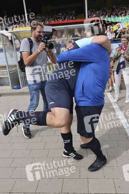 Benefiz-Fußballspiel 'Kicken mit Herz' 2023 in Hamburg