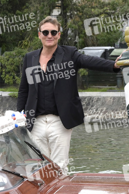 Abfahrt von Oliver Masucci am Hotel Excelsior, Internationale Filmfestspiele von Venedig 2023