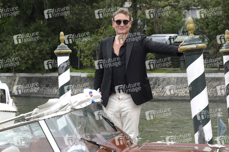 Abfahrt von Oliver Masucci am Hotel Excelsior, Internationale Filmfestspiele von Venedig 2023
