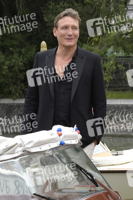 Abfahrt von Oliver Masucci am Hotel Excelsior, Internationale Filmfestspiele von Venedig 2023