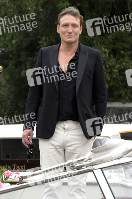 Abfahrt von Oliver Masucci am Hotel Excelsior, Internationale Filmfestspiele von Venedig 2023