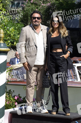 Ankunft von Enrico Brignano und Flora Canto am Hotel Excelsior, Internationale Filmfestspiele von Venedig 2023