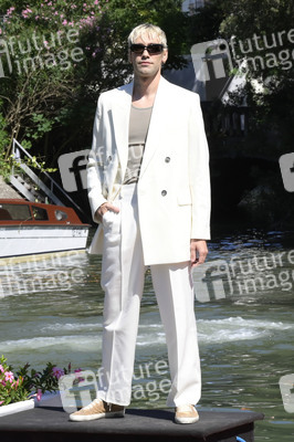 Ankunft von Mr. Rain am Hotel Excelsior, Internationale Filmfestspiele von Venedig 2023