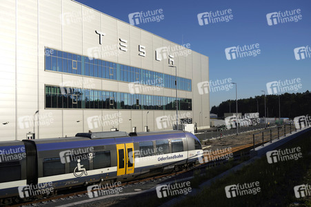 Start des eigenen Bahnshuttle zur Tesla Gigafactory 4 in Grünheide